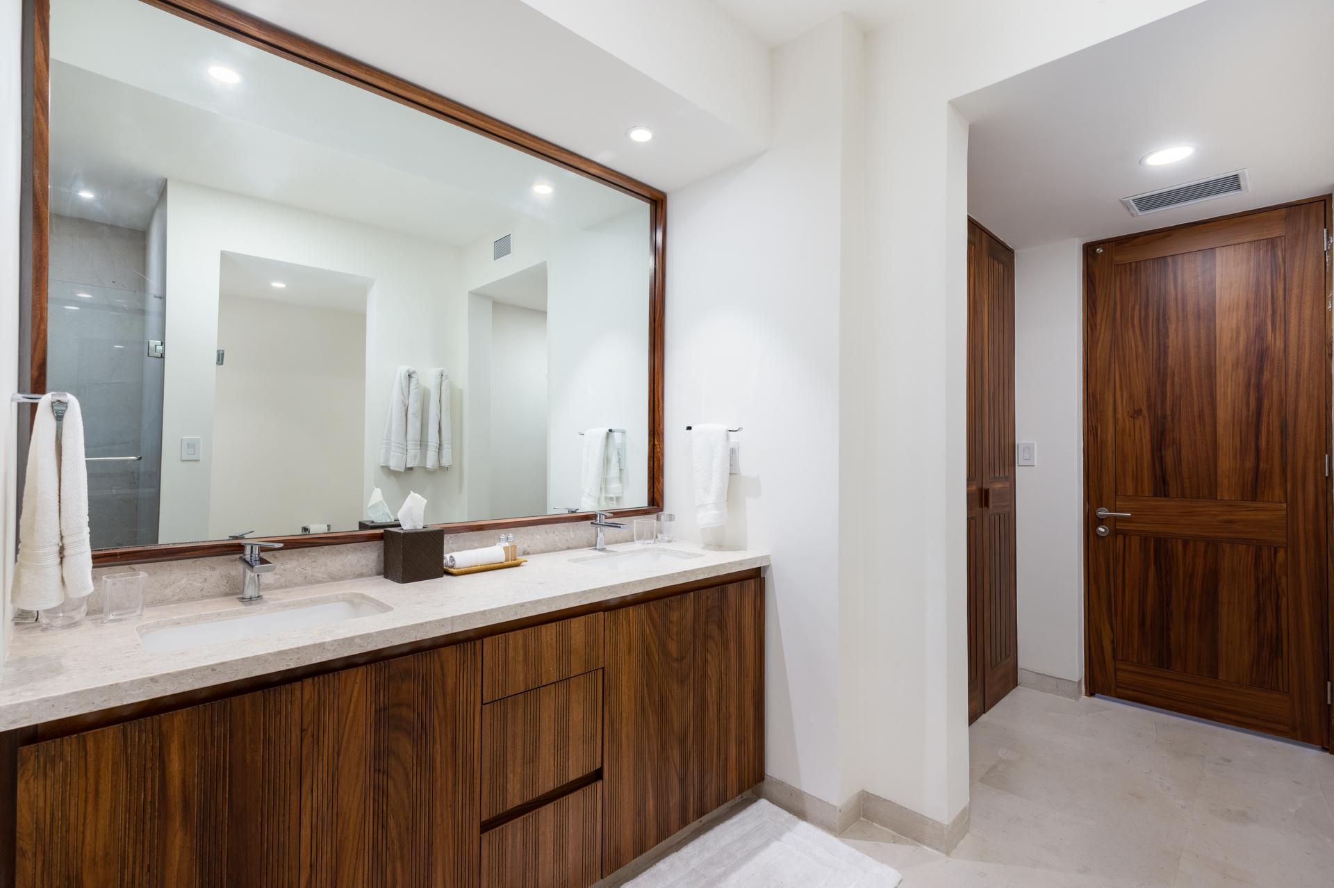 Mirror in bathroom, luxury bathroom, luxury home rentals, luxury home rentals